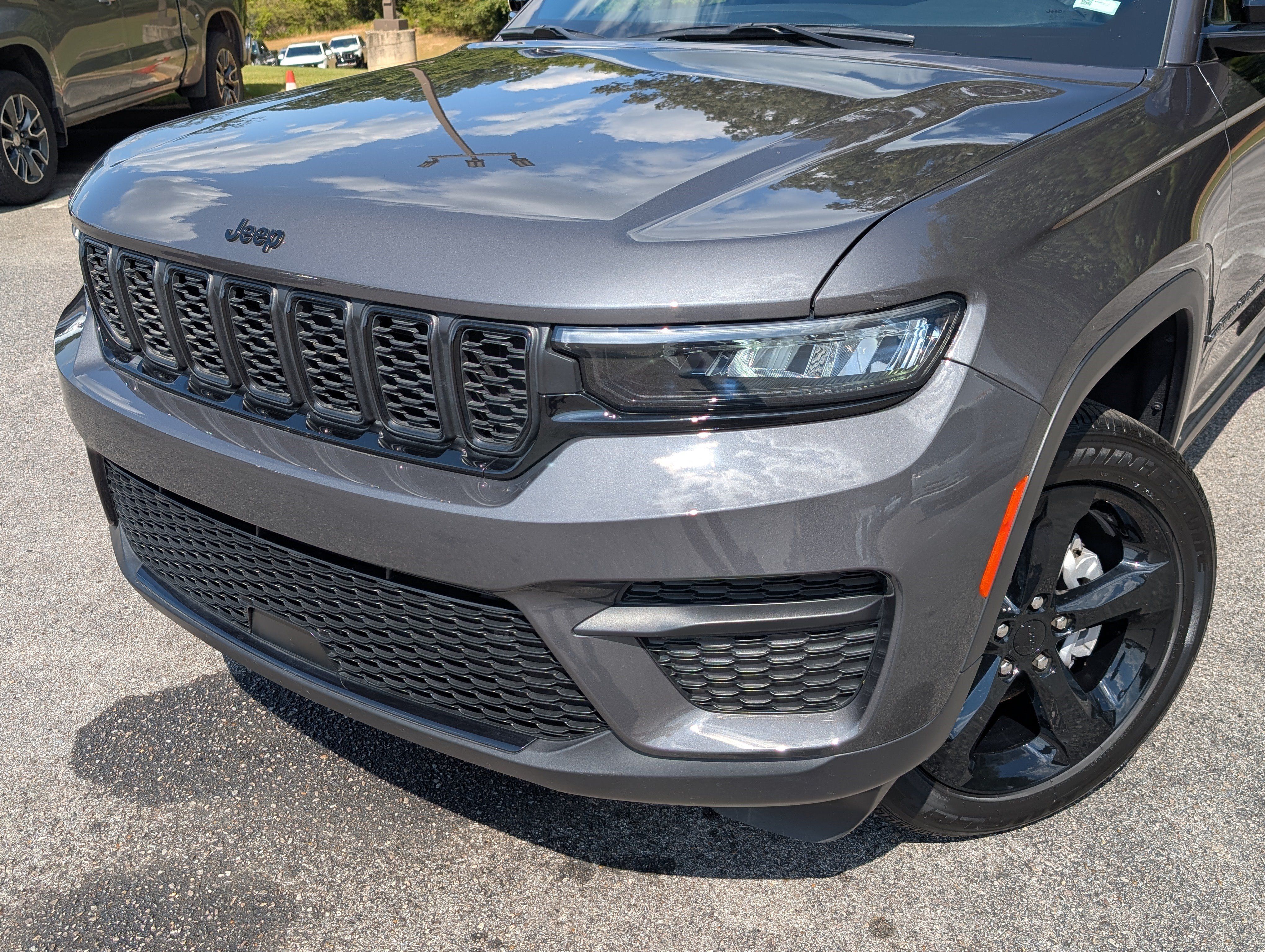 Used 2024 Jeep Grand Cherokee Altitude RWD image 13