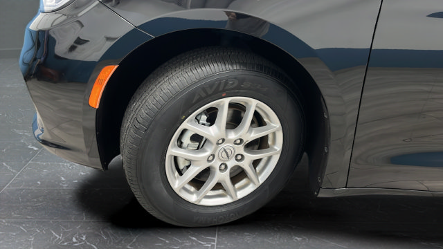 Used 2024 Chrysler Pacifica Touring-L FWD image 35