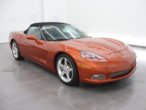 Used 2005 Chevrolet Corvette Convertible w/ Preferred Equipment Group RWD image 2