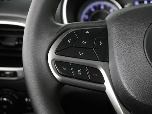Used 2020 Jeep Cherokee Latitude Plus FWD image 25