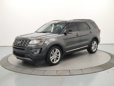Used 2017 Ford Explorer XLT w/ Equipment Group 202A FWD image 4