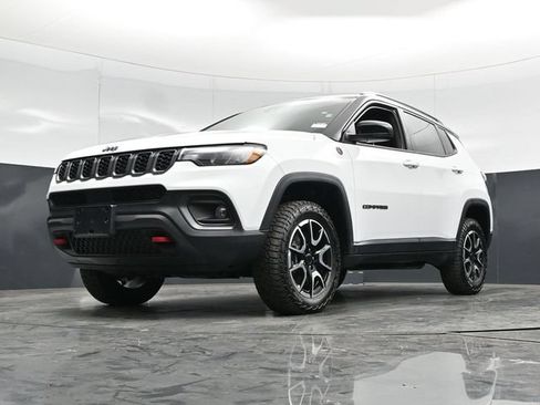 Used 2025 Jeep Compass Trailhawk AWD/4WD image 54