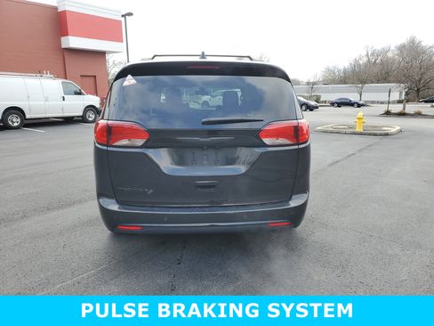 Used 2019 Chrysler Pacifica Touring-L w/ S Appearance Package image 5
