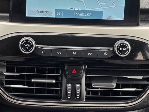 Used 2022 Ford Escape SE w/ SE Sport Appearance Package image 13