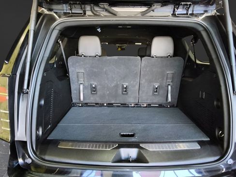 Used 2025 Chevrolet Suburban Z71 image 6
