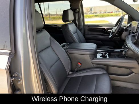 Used 2025 Chevrolet Suburban Z71 image 29