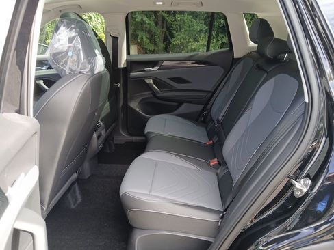 New 2025 Volkswagen Tiguan SE image 24