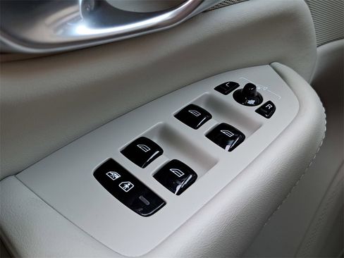 Used 2024 Volvo XC90 B5 Plus w/ Protection Package image 19