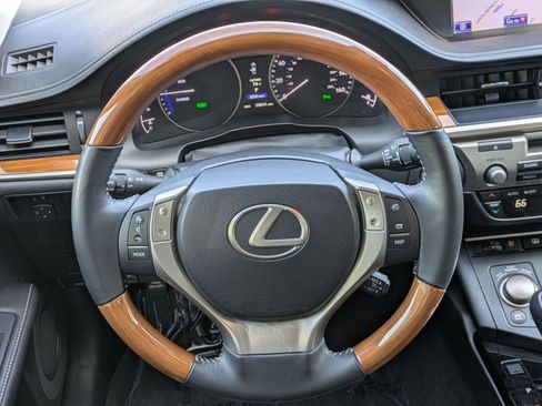Used 2013 Lexus ES 300h w/ Luxury Pkg FWD image 17