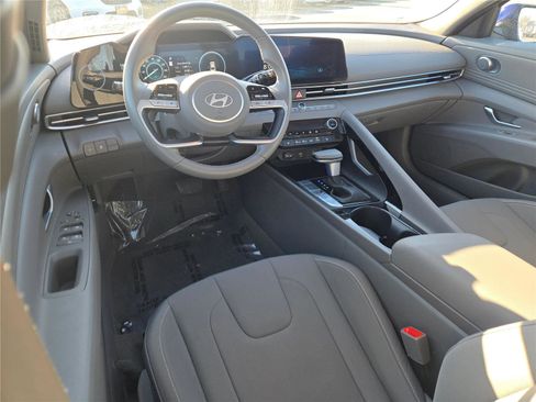 Used 2025 Hyundai Elantra SEL image 13