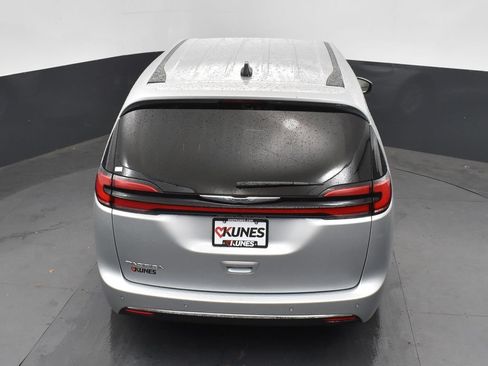 Used 2023 Chrysler Pacifica Touring-L FWD image 31