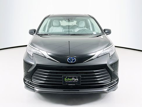 Used 2024 Toyota Sienna LE image 2