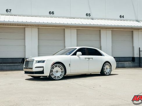 Used 2022 Rolls-Royce Ghost w/ Ghost Package image 33