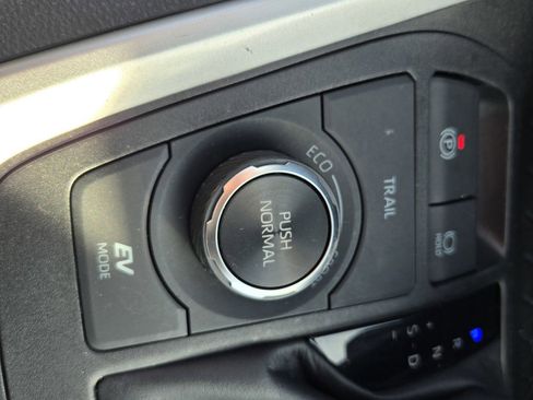 Used 2022 Toyota RAV4 LE image 27