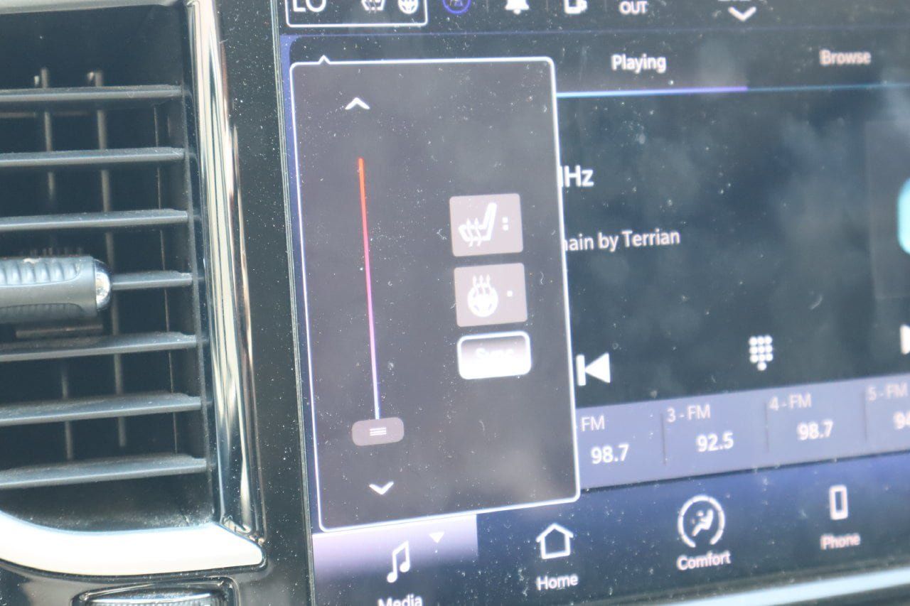 Used 2024 Chrysler Pacifica Touring-L FWD image 9
