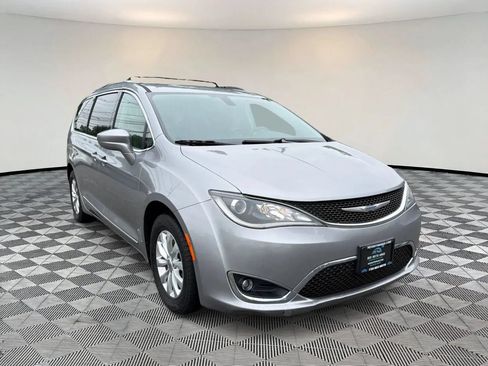 Used 2018 Chrysler Pacifica Touring-L FWD image 1