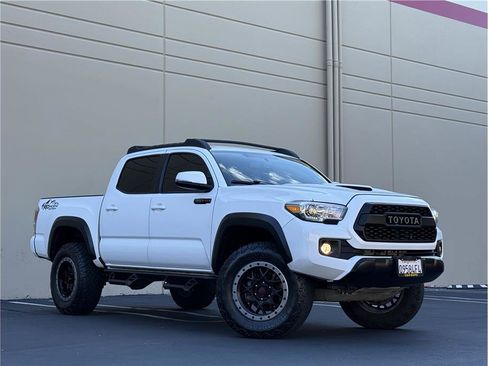 Used 2017 Toyota Tacoma TRD Off-Road w/ Tow Package (A/T) image 36
