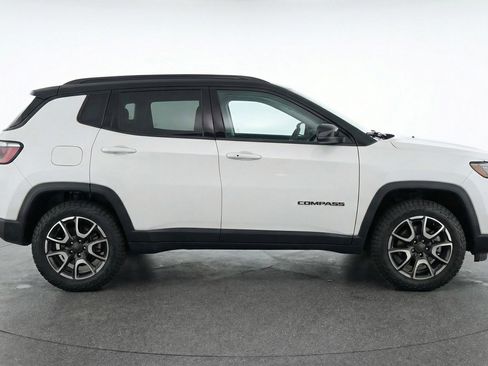 Used 2025 Jeep Compass Trailhawk AWD/4WD image 11