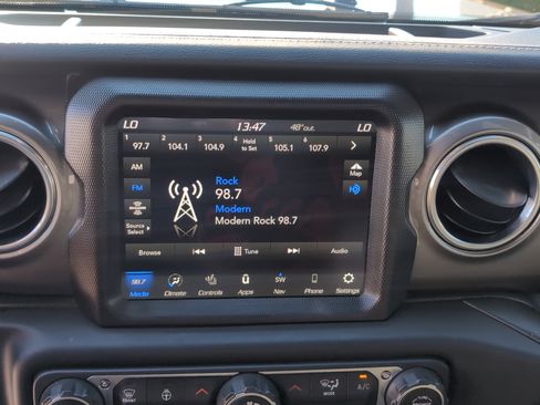 Used 2018 Jeep Wrangler Unlimited Sahara image 23