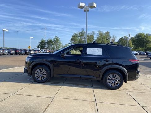 Used 2024 Nissan Pathfinder SV FWD image 9