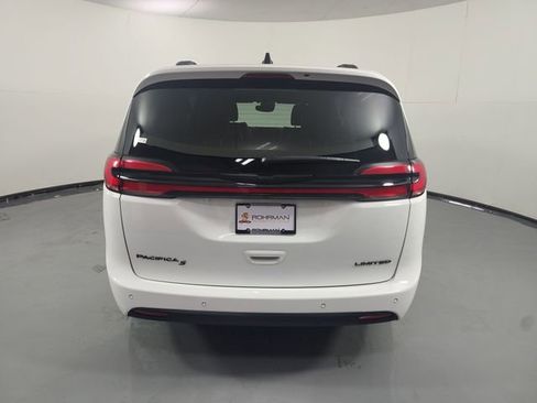 Used 2025 Chrysler Pacifica Limited image 34