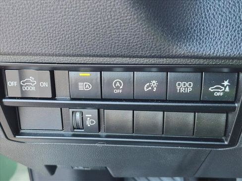 Used 2022 Toyota Tundra SR5 w/ SR5 Convenience Package AWD/4WD image 13