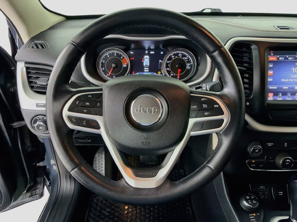 Used 2017 Jeep Cherokee Trailhawk AWD/4WD image 13