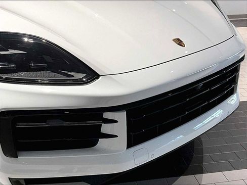 Used 2025 Porsche Cayenne Coupe image 32