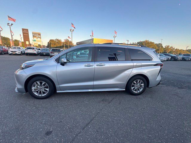 Used 2025 Toyota Sienna XLE FWD image 3