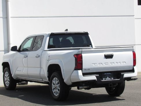 Certified 2025 Toyota Tacoma SR5 AWD/4WD image 5