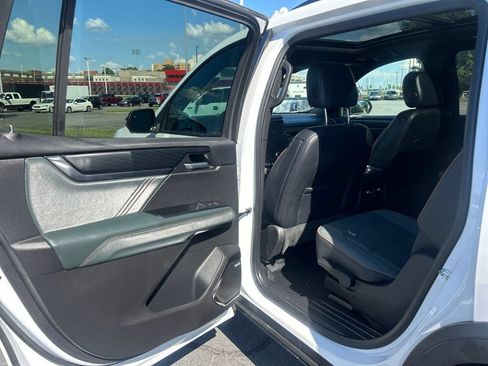 Used 2024 GMC Sierra 1500 AT4 w/ Technology Package AWD/4WD image 28