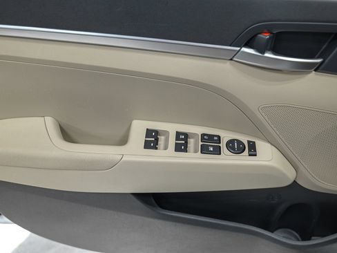 Used 2020 Hyundai Elantra SE FWD image 15