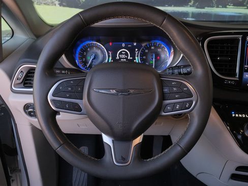 Used 2023 Chrysler Pacifica Touring-L FWD image 15
