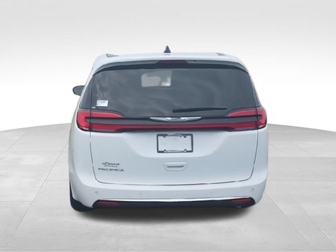 Used 2024 Chrysler Pacifica Touring-L FWD image 7