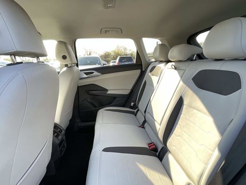 Certified 2025 Volkswagen Taos SE w/ Black Wheel Package image 12