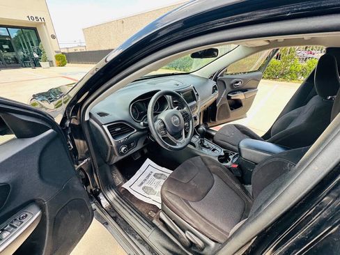 Used 2019 Jeep Cherokee Latitude w/ Popular Appearance Group FWD image 13