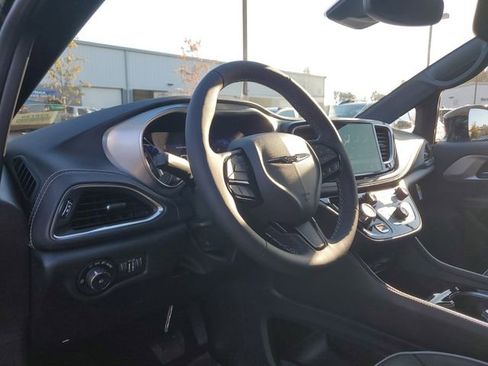 New 2026 Chrysler Pacifica Limited w/ Uconnect Theater Family Group image 19