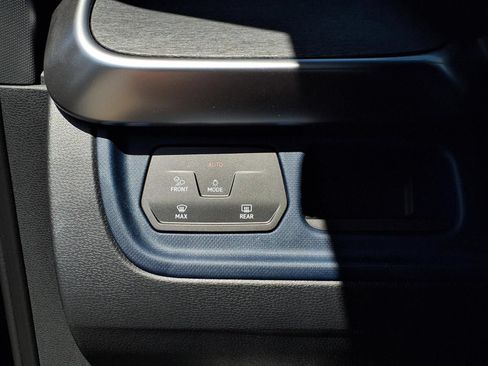 New 2025 Volkswagen ID. Buzz Pro S RWD image 11
