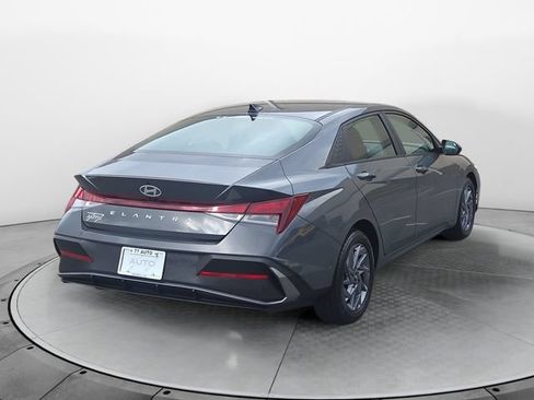 Used 2024 Hyundai Elantra SEL FWD image 5