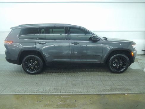 Used 2024 Jeep Grand Cherokee L Laredo image 2