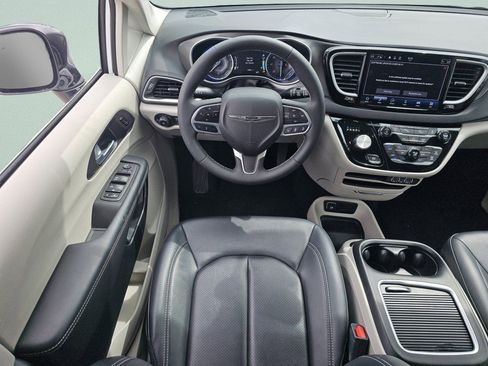 Used 2024 Chrysler Pacifica Touring-L FWD image 4