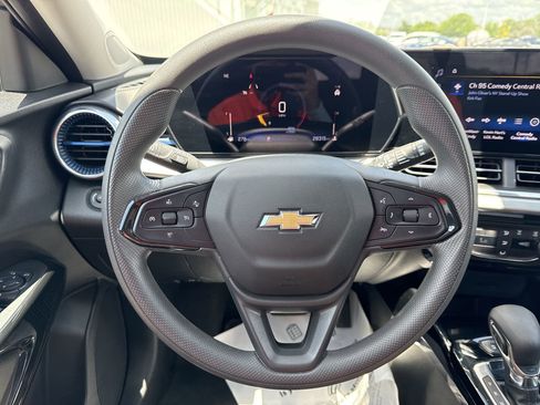 Used 2025 Chevrolet Trax LT FWD image 11