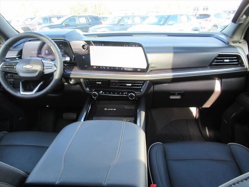 Used 2025 Chevrolet Suburban Premier image 15