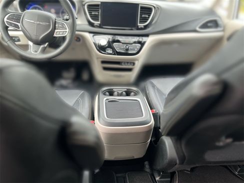 Used 2024 Chrysler Pacifica Touring-L image 21