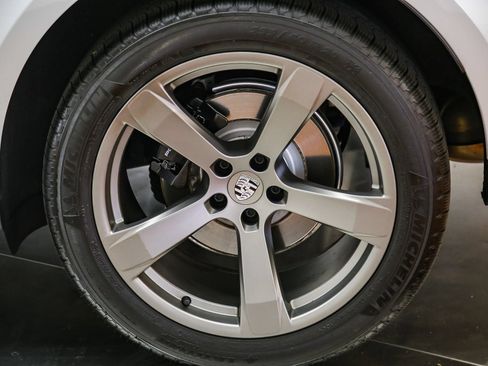 Certified 2024 Porsche Macan w/ Premium Plus Package AWD/4WD image 11