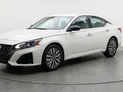 Used 2025 Nissan Altima 2.5 SV image 3