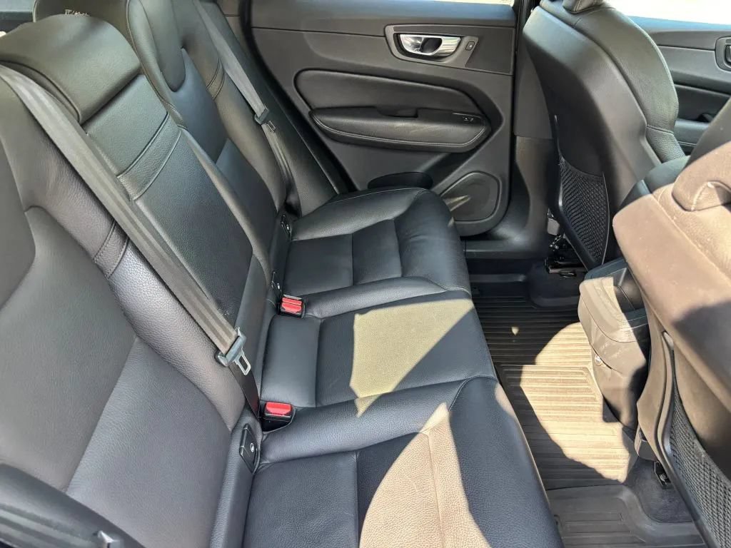 Used 2020 Volvo XC60 T5 Momentum w/ Protection Package Premier AWD/4WD image 19