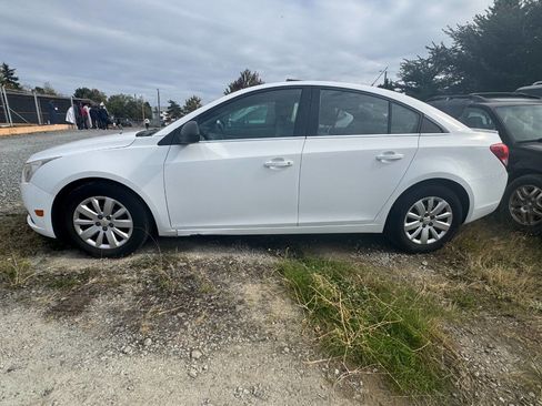Used 2011 Chevrolet Cruze LS image 1