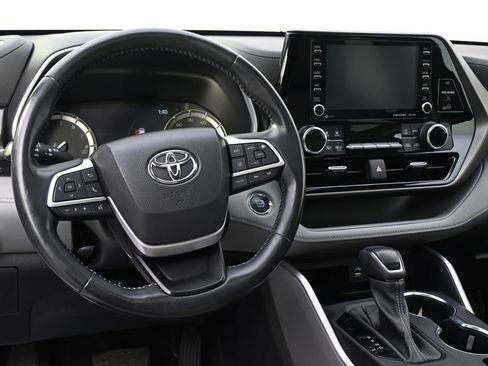 Used 2022 Toyota Highlander XLE image 12