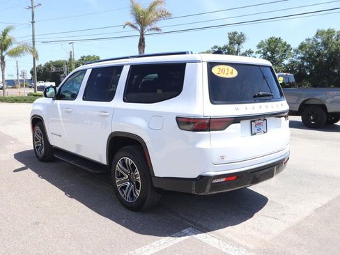 Used 2024 Jeep Wagoneer Series II w/ Flexible Seating Group image 10